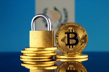 Bitcoin, altın asma kilit ve Guatemala bayrağı fiziksel sürümü. Cryptocurrencies, yönetmelikler, kısıtlamaları veya güvenlik, koruma, gizlilik yasaklanması.