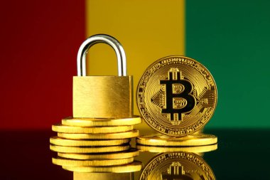 Bitcoin, altın asma kilit ve Gine bayrağı fiziksel sürümü. Cryptocurrencies, yönetmelikler, kısıtlamaları veya güvenlik, koruma, gizlilik yasaklanması.