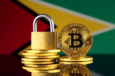 Bitcoin, altın asma kilit ve Guyana bayrağı fiziksel sürümü. Cryptocurrencies, yönetmelikler, kısıtlamaları veya güvenlik, koruma, gizlilik yasaklanması.