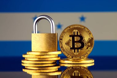 Bitcoin, altın asma kilit ve Honduras bayrağı fiziksel sürümü. Cryptocurrencies, yönetmelikler, kısıtlamaları veya güvenlik, koruma, gizlilik yasaklanması.