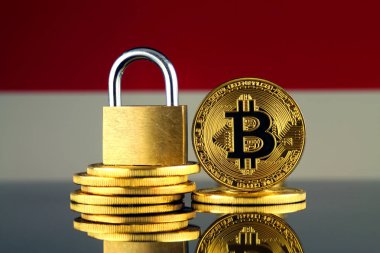 Bitcoin, altın asma kilit ve Endonezya bayrağı fiziksel sürümü. Cryptocurrencies, yönetmelikler, kısıtlamaları veya güvenlik, koruma, gizlilik yasaklanması.