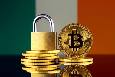 Bitcoin, altın asma kilit ve İrlanda bayrağı fiziksel sürümü. Cryptocurrencies, yönetmelikler, kısıtlamaları veya güvenlik, koruma, gizlilik yasaklanması.