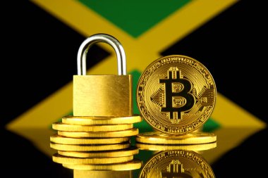 Bitcoin, altın asma kilit ve Jamaika bayrağını fiziksel sürümü. Cryptocurrencies, yönetmelikler, kısıtlamaları veya güvenlik, koruma, gizlilik yasaklanması.