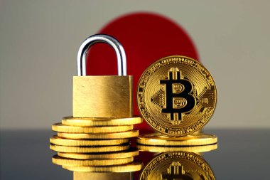 Bitcoin, altın asma kilit ve Japonya bayrağı fiziksel sürümü. Cryptocurrencies, yönetmelikler, kısıtlamaları veya güvenlik, koruma, gizlilik yasaklanması.