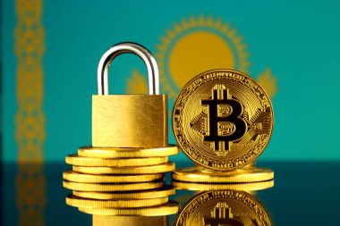 Bitcoin, altın asma kilit ve Kazakistan bayrağı fiziksel sürümü. Cryptocurrencies, yönetmelikler, kısıtlamaları veya güvenlik, koruma, gizlilik yasaklanması.