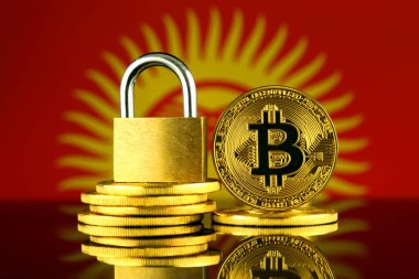 Bitcoin, altın asma kilit ve Kırgızistan bayrağı fiziksel sürümü. Cryptocurrencies, yönetmelikler, kısıtlamaları veya güvenlik, koruma, gizlilik yasaklanması.