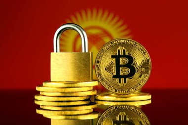 Bitcoin, altın asma kilit ve Kırgızistan bayrağı fiziksel sürümü. Cryptocurrencies, yönetmelikler, kısıtlamaları veya güvenlik, koruma, gizlilik yasaklanması.