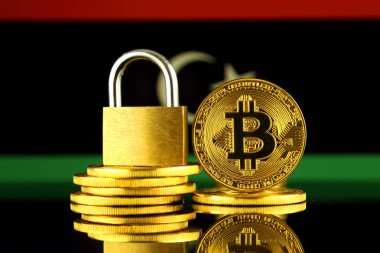 Bitcoin, altın asma kilit ve Libya bayrağı fiziksel sürümü. Cryptocurrencies, yönetmelikler, kısıtlamaları veya güvenlik, koruma, gizlilik yasaklanması.