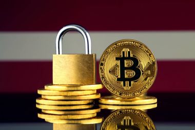 Bitcoin, altın asma kilit ve Letonya bayrağı fiziksel sürümü. Cryptocurrencies, yönetmelikler, kısıtlamaları veya güvenlik, koruma, gizlilik yasaklanması.
