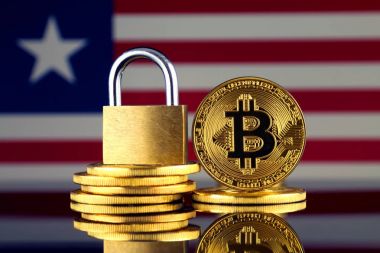 Bitcoin, altın asma kilit ve Liberya bayrağı fiziksel sürümü. Cryptocurrencies, yönetmelikler, kısıtlamaları veya güvenlik, koruma, gizlilik yasaklanması.
