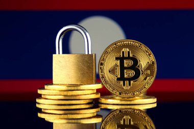 Bitcoin, altın asma kilit ve Laos bayrağı fiziksel sürümü. Cryptocurrencies, yönetmelikler, kısıtlamaları veya güvenlik, koruma, gizlilik yasaklanması.