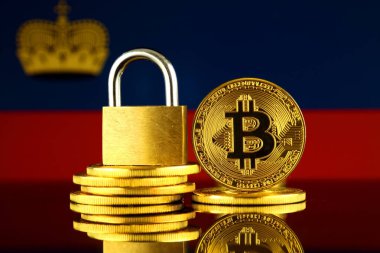 Bitcoin, altın asma kilit ve Lichtenstein bayrağı fiziksel sürümü. Cryptocurrencies, yönetmelikler, kısıtlamaları veya güvenlik, koruma, gizlilik yasaklanması.