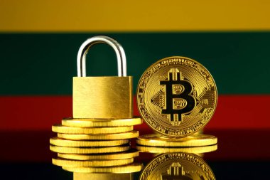 Bitcoin, altın asma kilit ve Litvanya bayrağı fiziksel sürümü. Cryptocurrencies, yönetmelikler, kısıtlamaları veya güvenlik, koruma, gizlilik yasaklanması.