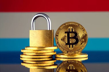Bitcoin, altın asma kilit ve Lüksemburg bayrağı fiziksel sürümü. Cryptocurrencies, yönetmelikler, kısıtlamaları veya güvenlik, koruma, gizlilik yasaklanması.