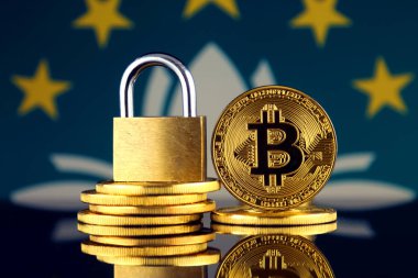 Bitcoin, altın asma kilit ve Macau bayrağı fiziksel sürümü. Cryptocurrencies, yönetmelikler, kısıtlamaları veya güvenlik, koruma, gizlilik yasaklanması.