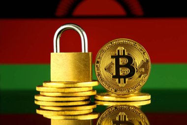 Bitcoin, altın asma kilit ve Malavi bayrağı fiziksel sürümü. Cryptocurrencies, yönetmelikler, kısıtlamaları veya güvenlik, koruma, gizlilik yasaklanması.