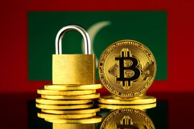 Bitcoin, altın asma kilit ve Maldivler bayrağı fiziksel sürümü. Cryptocurrencies, yönetmelikler, kısıtlamaları veya güvenlik, koruma, gizlilik yasaklanması.