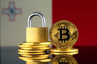 Bitcoin, altın asma kilit ve Malta bayrağı fiziksel sürümü. Cryptocurrencies, yönetmelikler, kısıtlamaları veya güvenlik, koruma, gizlilik yasaklanması.