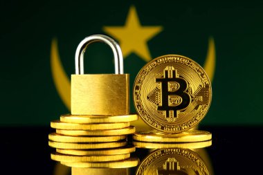 Bitcoin, altın asma kilit ve Moritanya bayrağı fiziksel sürümü. Cryptocurrencies, yönetmelikler, kısıtlamaları veya güvenlik, koruma, gizlilik yasaklanması.