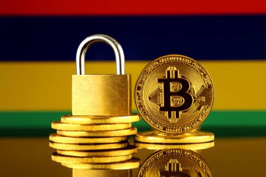 Bitcoin, altın asma kilit ve Mauritius bayrağı fiziksel sürümü. Cryptocurrencies, yönetmelikler, kısıtlamaları veya güvenlik, koruma, gizlilik yasaklanması.