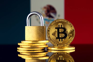 Bitcoin, altın asma kilit ve Meksika bayrağı fiziksel sürümü. Cryptocurrencies, yönetmelikler, kısıtlamaları veya güvenlik, koruma, gizlilik yasaklanması.