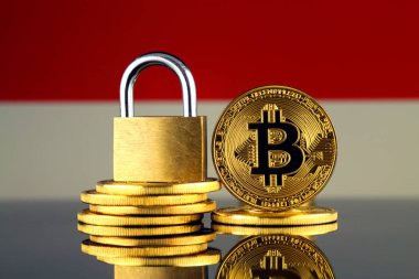 Bitcoin, altın asma kilit ve Monaco bayrağı fiziksel sürümü. Cryptocurrencies, yönetmelikler, kısıtlamaları veya güvenlik, koruma, gizlilik yasaklanması.