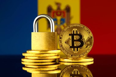 Bitcoin, altın asma kilit ve Moldova bayrağı fiziksel sürümü. Cryptocurrencies, yönetmelikler, kısıtlamaları veya güvenlik, koruma, gizlilik yasaklanması.