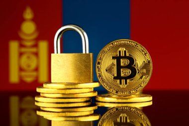 Bitcoin, altın asma kilit ve Moğolistan bayrağı fiziksel sürümü. Cryptocurrencies, yönetmelikler, kısıtlamaları veya güvenlik, koruma, gizlilik yasaklanması.
