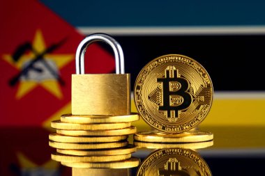 Bitcoin, altın asma kilit ve Mozambik bayrağı fiziksel sürümü. Cryptocurrencies, yönetmelikler, kısıtlamaları veya güvenlik, koruma, gizlilik yasaklanması.