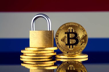 Bitcoin, altın asma kilit ve Hollanda bayrağı fiziksel sürümü. Cryptocurrencies, yönetmelikler, kısıtlamaları veya güvenlik, koruma, gizlilik yasaklanması.