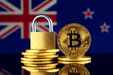 Bitcoin, altın asma kilit ve Yeni Zelanda bayrağı fiziksel sürümü. Cryptocurrencies, yönetmelikler, kısıtlamaları veya güvenlik, koruma, gizlilik yasaklanması.