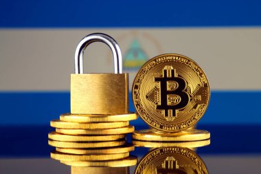 Bitcoin, altın asma kilit ve Nikaragua bayrağı fiziksel sürümü. Cryptocurrencies, yönetmelikler, kısıtlamaları veya güvenlik, koruma, gizlilik yasaklanması.