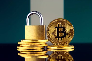 Bitcoin, altın asma kilit ve Nijerya bayrağı fiziksel sürümü. Cryptocurrencies, yönetmelikler, kısıtlamaları veya güvenlik, koruma, gizlilik yasaklanması.