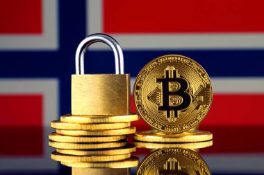 Bitcoin, altın asma kilit ve Norveç bayrağı fiziksel sürümü. Cryptocurrencies, yönetmelikler, kısıtlamaları veya güvenlik, koruma, gizlilik yasaklanması.