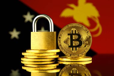 Bitcoin, altın asma kilit ve Papua Yeni Gine bayrağı fiziksel sürümü. Cryptocurrencies, yönetmelikler, kısıtlamaları veya güvenlik, koruma, gizlilik yasaklanması.