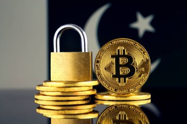 Bitcoin, altın asma kilit ve Pakistan bayrağı fiziksel sürümü. Cryptocurrencies, yönetmelikler, kısıtlamaları veya güvenlik, koruma, gizlilik yasaklanması.
