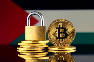 Bitcoin, altın asma kilit ve Filistin bayrağı fiziksel sürümü. Cryptocurrencies, yönetmelikler, kısıtlamaları veya güvenlik, koruma, gizlilik yasaklanması.
