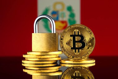 Bitcoin, altın asma kilit ve Peru bayrağı fiziksel sürümü. Cryptocurrencies, yönetmelikler, kısıtlamaları veya güvenlik, koruma, gizlilik yasaklanması.