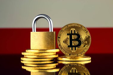 Bitcoin, altın asma kilit ve Polonya bayrağı fiziksel sürümü. Cryptocurrencies, yönetmelikler, kısıtlamaları veya güvenlik, koruma, gizlilik yasaklanması.