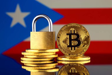 Bitcoin, altın asma kilit ve Porto Riko bayrağı fiziksel sürümü. Cryptocurrencies, yönetmelikler, kısıtlamaları veya güvenlik, koruma, gizlilik yasaklanması.