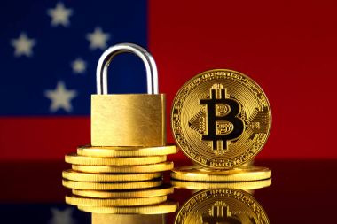 Bitcoin, altın asma kilit ve Samoa bayrağı fiziksel sürümü. Cryptocurrencies, yönetmelikler, kısıtlamaları veya güvenlik, koruma, gizlilik yasaklanması.