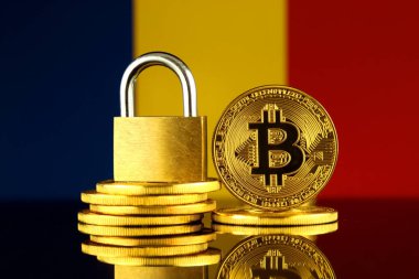 Bitcoin, altın asma kilit ve Romanya bayrağı fiziksel sürümü. Cryptocurrencies, yönetmelikler, kısıtlamaları veya güvenlik, koruma, gizlilik yasaklanması.