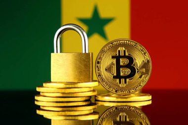 Bitcoin, altın asma kilit ve Senegal bayrağı fiziksel sürümü. Cryptocurrencies, yönetmelikler, kısıtlamaları veya güvenlik, koruma, gizlilik yasaklanması.
