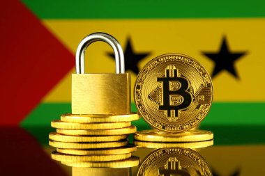 Bitcoin, altın asma kilit ve Sao Tome ve Principe bayrağı fiziksel sürümü. Cryptocurrencies, yönetmelikler, kısıtlamaları veya güvenlik, koruma, gizlilik yasaklanması.