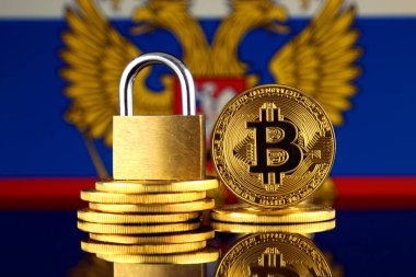 Bitcoin, altın asma kilit ve Rusya bayrağı fiziksel sürümü. Cryptocurrencies, yönetmelikler, kısıtlamaları veya güvenlik, koruma, gizlilik yasaklanması.