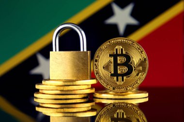 Bitcoin, altın asma kilit ve Saint Kitts ve Nevis bayrağı fiziksel sürümü. Cryptocurrencies, yönetmelikler, kısıtlamaları veya güvenlik, koruma, gizlilik yasaklanması.