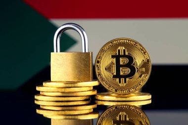 Bitcoin, altın asma kilit ve Sudan bayrağı fiziksel sürümü. Cryptocurrencies, yönetmelikler, kısıtlamaları veya güvenlik, koruma, gizlilik yasaklanması.