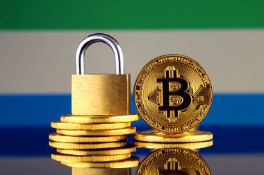 Bitcoin, altın asma kilit ve Sierra Leone bayrağı fiziksel sürümü. Cryptocurrencies, yönetmelikler, kısıtlamaları veya güvenlik, koruma, gizlilik yasaklanması.