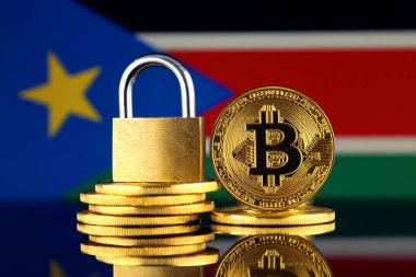 Bitcoin, altın asma kilit ve Güney Sudan bayrağı fiziksel sürümü. Cryptocurrencies, yönetmelikler, kısıtlamaları veya güvenlik, koruma, gizlilik yasaklanması.