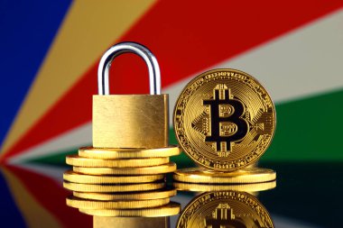 Bitcoin, altın asma kilit ve Seyşeller bayrağı fiziksel sürümü. Cryptocurrencies, yönetmelikler, kısıtlamaları veya güvenlik, koruma, gizlilik yasaklanması.